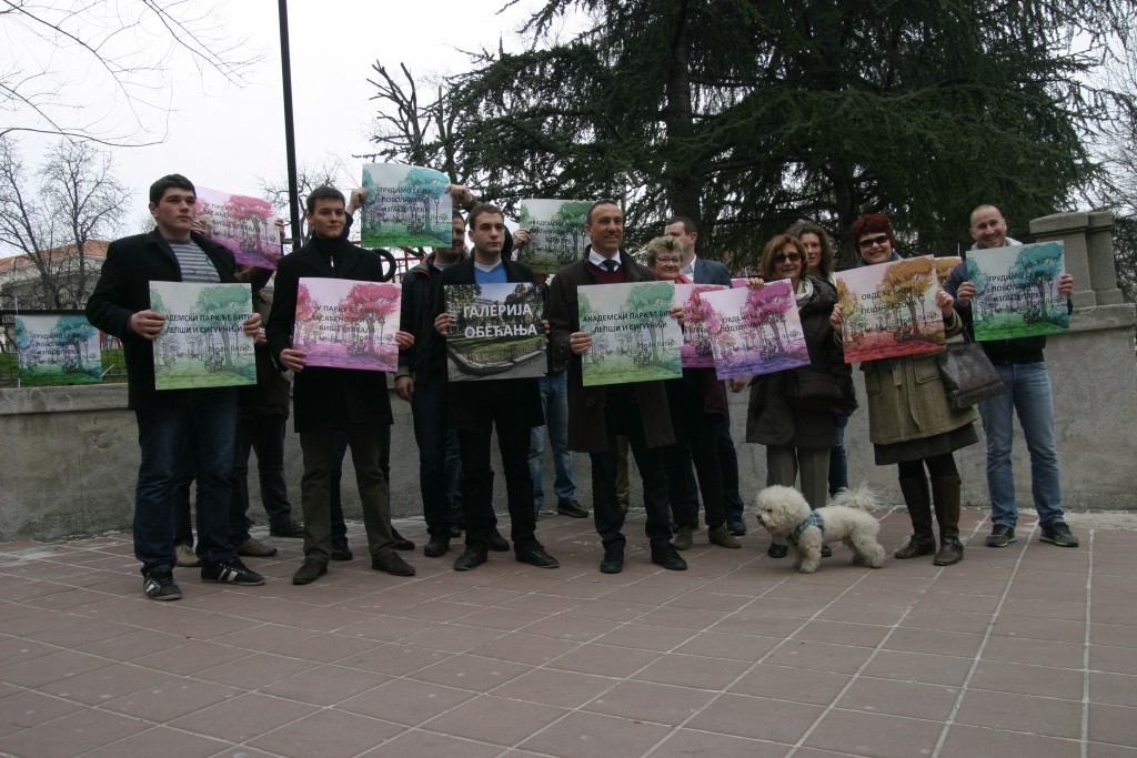Petar Bojović sa kolegama iz DSS  na protestu ispred Akademskog parka