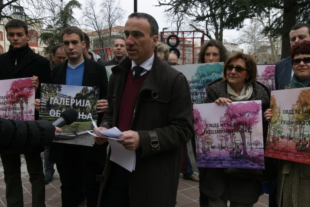 Petar Bojović ispred Akademskog parka daje izjavu novinarima