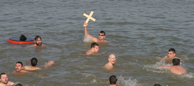 Богојављење  – за часни крст на Дорћолу пливало 80 грађана